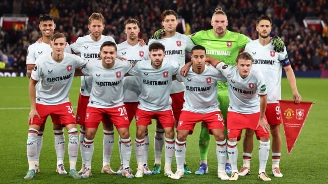 Bek keturunan Indonesia, Mees Hilgers bersama skuad FC Twente jelang menghadapi Manchester United dalam matchday pertama Liga Europa 2024/2025 di Old Trafford, Kamis (26/9/2024) dini hari WIB. [Dok. AFP]