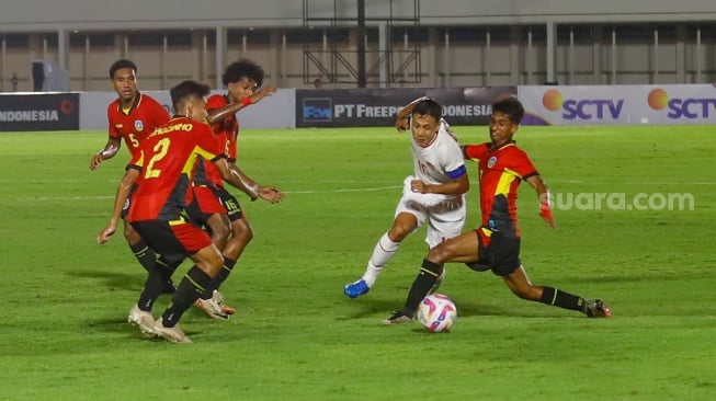 Pemain Timnas Indonesia U-20 Dony Tri Pamungkas berusaha melewati pemain Timnas Timor Leste U-20 dalam pertandingan kualifikasi Piala Asia U-20 grup F di Stadion Madya, Jakarta, Jumat (27/9/2024). [Suara.com/Alfian Winanto]