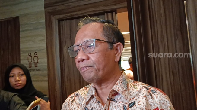 Mantan Menteri Koordinator Bidang Politik, Hukum, dan HAM (Menko Polhukam) Mahfud MD. (Suara.com/Dea)