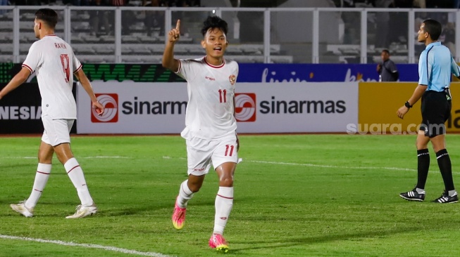 Pemain Timnas Indonesia U-20 Riski Afrisal selebrasi usai mencetak gol ke gawang Timor Leste U-20 dalam pertandingan kualifikasi Piala Asia U-20 grup F di Stadion Madya, Jakarta, Jumat (27/9/2024). [Suara.com/Alfian Winanto]