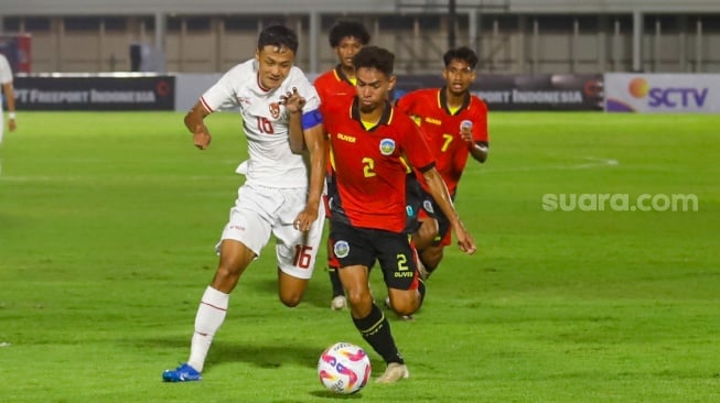 Pemain Timnas Indonesia U-20 Dony Tri Pamungkas berusaha melewati pemain Timnas Timor Leste U-20 dalam pertandingan kualifikasi Piala Asia U-20 grup F di Stadion Madya, Jakarta, Jumat (27/9/2024). [Suara.com/Alfian Winanto]