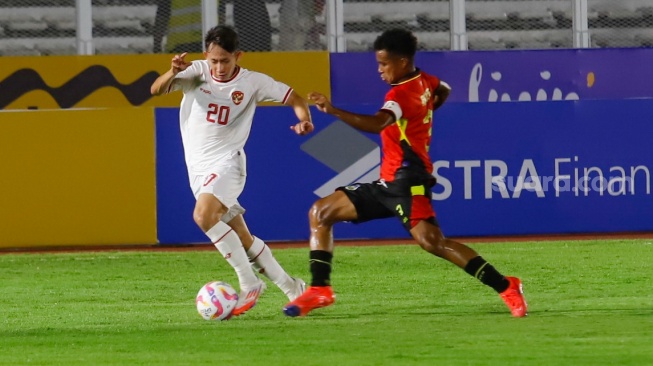 Pemain Timnas Indonesia U-20 Arlyansyah Abdulmanan berusaha melewati pemain Timnas Timor Leste U-20 dalam pertandingan kualifikasi Piala Asia U-20 grup F di Stadion Madya, Jakarta, Jumat (27/9/2024). [Suara.com/Alfian Winanto]