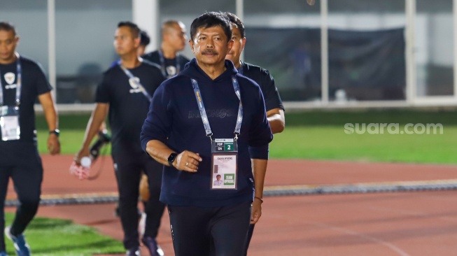 Pelatih Timnas Indonesia U-20 Indra Syafri saat akan melawan Timor Leste U-20 dalam pertandingan kualifikasi Piala Asia U-20 grup F di Stadion Madya, Jakarta, Jumat (27/9/2024). [Suara.com/Alfian Winanto]