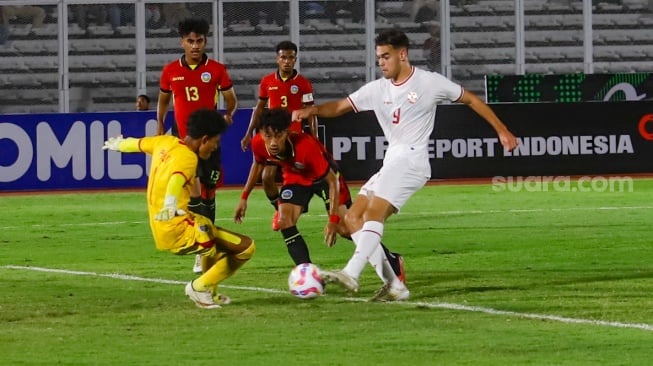 Pemain Timnas Indonesia U-20 Jens Raven saat mencetak gol ke gawang Timor Leste U-20 dalam pertandingan kualifikasi Piala Asia U-20 grup F di Stadion Madya, Jakarta, Jumat (27/9/2024). [Suara.com/Alfian Winanto]