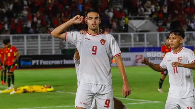 Pemain Timnas Indonesia U-20 Jens Raven selebrasi usai mencetak gol ke gawang Timor Leste U-20 dalam pertandingan kualifikasi Piala Asia U-20 grup F di Stadion Madya, Jakarta, Jumat (27/9/2024). [Suara.com/Alfian Winanto]