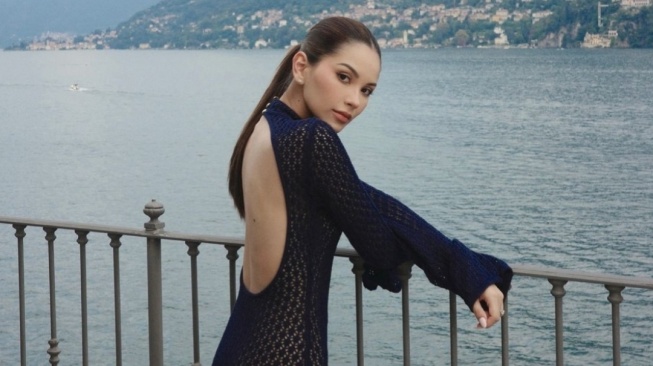 Potret Alyssa Daguise di Tepi Lake Como Bikin Al Ghazali Tak Tahan Ngegombal: Gorgeous!