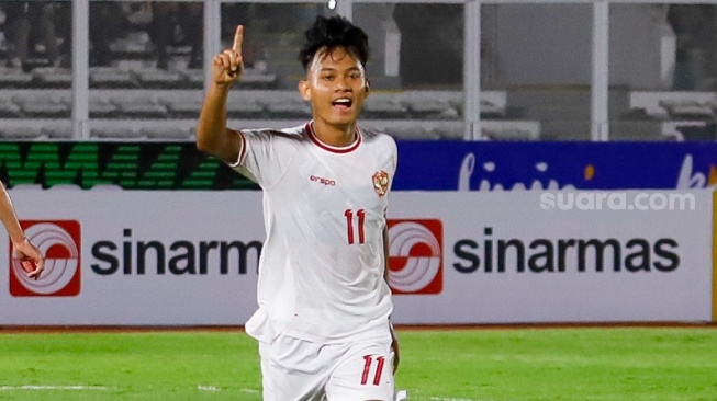 Pemain Timnas Indonesia U-20 Riski Afrisal selebrasi usai mencetak gol ke gawang Timor Leste U-20 dalam pertandingan kualifikasi Piala Asia U-20 grup F di Stadion Madya, Jakarta, Jumat (27/9/2024). [Suara.com/Alfian Winanto]