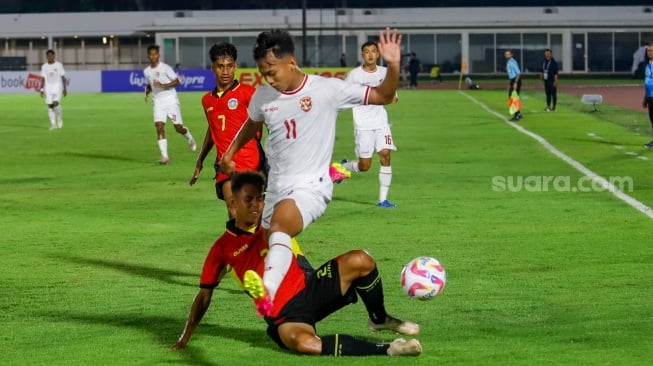 Pemain Timnas Indonesia U-20 Riski Afrisal berebut bola dengan pemain Timnas Timor Leste U-20 dalam pertandingan kualifikasi Piala Asia U-20 grup F di Stadion Madya, Jakarta, Jumat (27/9/2024). [Suara.com/Alfian Winanto]