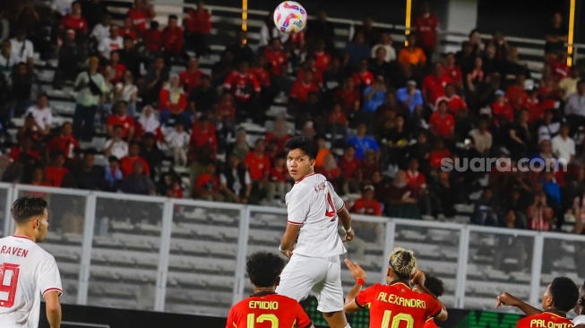 Pemain Timnas Indonesia U-20 Kadek Arel Priyatna berebut bola atas dengan pemain Timnas Timor Leste U-20 dalam pertandingan kualifikasi Piala Asia U-20 grup F di Stadion Madya, Jakarta, Jumat (27/9/2024). [Suara.com/Alfian Winanto]