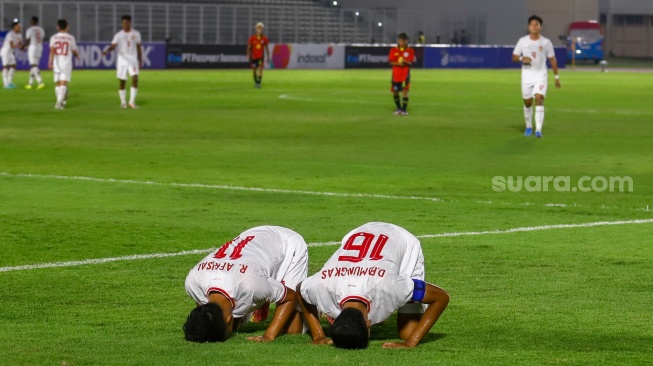 Pemain Timnas Indonesia U-20 Riski Afrisal dan Dony Tri Pamungkas selebrasi usai mencetak gol ke gawang Timor Leste U-20 dalam pertandingan kualifikasi Piala Asia U-20 grup F di Stadion Madya, Jakarta, Jumat (27/9/2024). [Suara.com/Alfian Winanto]