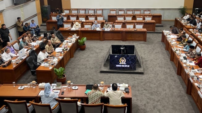 Rapat digelar di Ruang Rapat Komisi VIII DPR RI, Gedung Nusantara II, Komplek Parlemen, Senayan, Jakarta, pada Jumat (27/9/2024). [Suara.com/Bagaskara] 