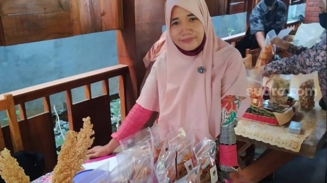 Poppy bersama produk olahan sorghum yang ia bangun, Minosorghum di salah satu pameran di Yogyakarta [Suara.com/Hadi]