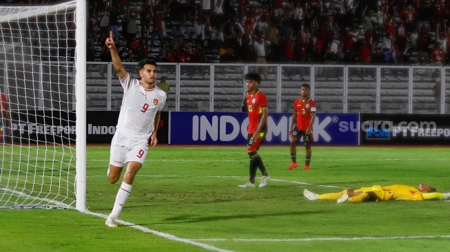 Pemain Timnas Indonesia U-20 Jens Raven selebrasi usai mencetak gol ke gawang Timor Leste U-20 dalam pertandingan kualifikasi Piala Asia U-20 grup F di Stadion Madya, Jakarta, Jumat (27/9/2024). [Suara.com/Alfian Winanto]