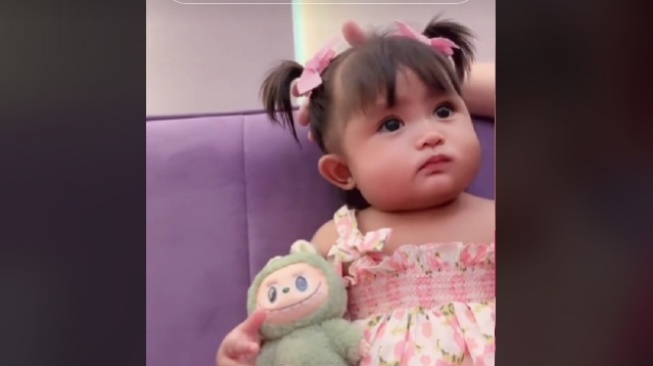 Momen Lucu Baby Cunda Anak Bella Bonita saat Dapat Labubu, Netizen: yang Excited Malah Mamanya