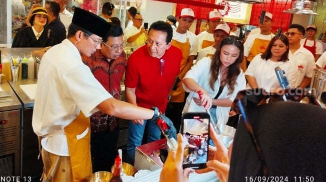 Menparekraf Sandiaga Uno saat demo masak di Grand Opening Misoa Story di Kawasan Pasaraya Blok M, Jakarta, Senin (16/9/2024). (Suara.com/Ririn Indriani)