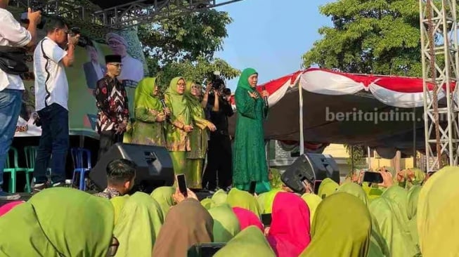 Khofifah Bertemu Massa Muslimat NU di GOR Tuban: Saya Tak Pakai Seragam