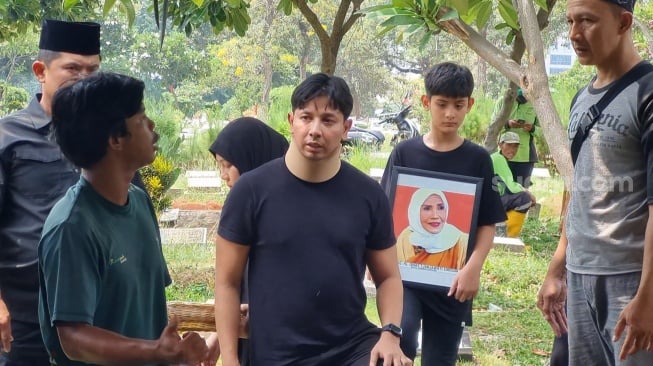 Suasana pemakaman ibu Sonny Septian dan Elma Theana, Waty Siregar di TPU Karet Bivak, Jakarta, Minggu (29/9/2024) [Suara.com/Adiyoga Priyambodo].