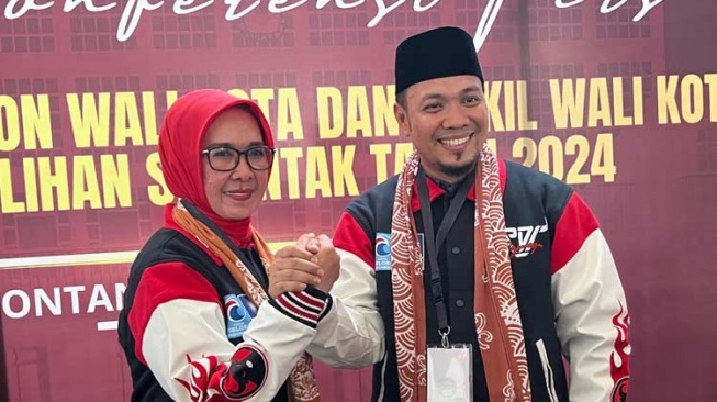 Potret Najirah-Aswar saat mendaftar di KPU. [Ist]