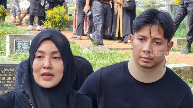 Sonny Septian dan Elma Theana usai pemakaman sang ibu, Waty Siregar di TPU Karet Bivak, Jakarta, Minggu (29/9/2024). [Suara.com/Adiyoga Priyambodo]