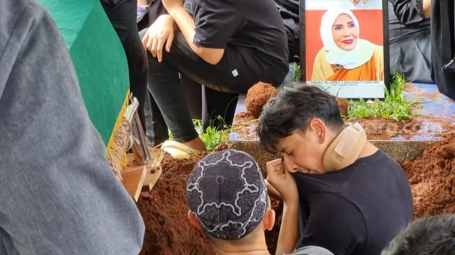 Suasana pemakaman ibu Sonny Septian dan Elma Theana, Waty Siregar di TPU Karet Bivak, Jakarta, Minggu (29/9/2024) [Suara.com/Adiyoga Priyambodo].