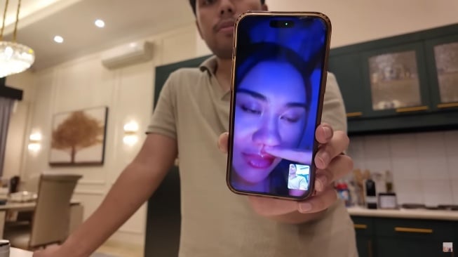 Thariq Halilintar sedang bervideo call dengan Aaliyah Massaid (YouTube/Thariq Halilintar)