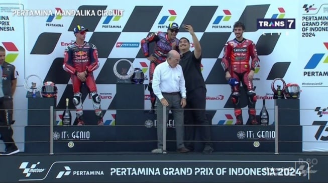 Menpora Dito Ariotedjo ajak foto Jorge Martin saat live MotoGP Mandalika (Twitter)