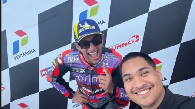 Bikin Malu Indonesia? Aksi Menpora Dito Selfie Bareng Juara MotoGP Mandalika Tuai Hujatan