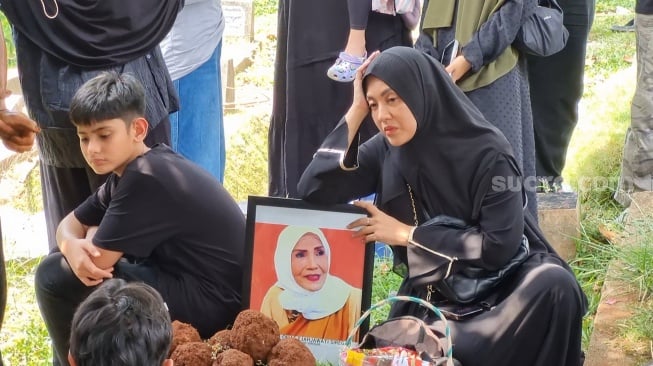 Suasana pemakaman ibu Sonny Septian dan Elma Theana, Waty Siregar di TPU Karet Bivak, Jakarta, Minggu (29/9/2024) [Suara.com/Adiyoga Priyambodo].