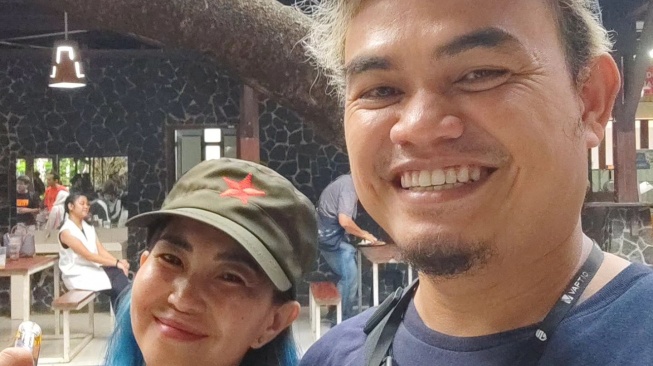 Potret Edwin Agustinus Ray dan sang istri. [Instagram/@rayfmc]