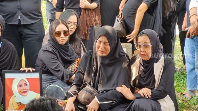 Suasana pemakaman ibu Sonny Septian dan Elma Theana, Waty Siregar di TPU Karet Bivak, Jakarta, Minggu (29/9/2024) [Suara.com/Adiyoga Priyambodo].