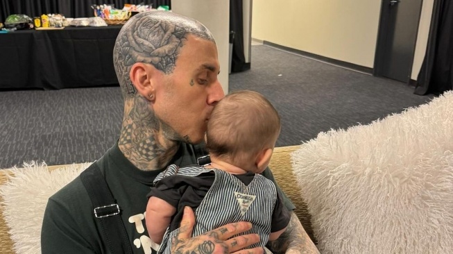 Travis Barker dan putranya, Baby Rocky [Instagram]