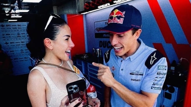 Nikita Mirzani dan Marc Marquez di MotoGP Mandalika 2024 (Instagram/@nikitamirzanimawardi_172)