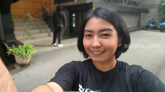 Review hasil kamera selfie Realme 13 Pro+ 5G dengan efek bokeh. [Suara.com/Dicky Prastya]