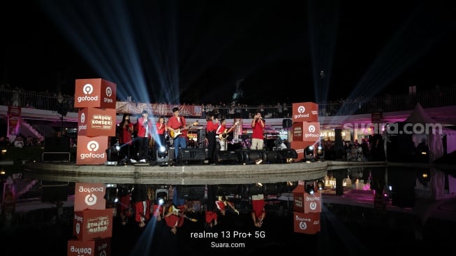 Review hasil kamera Realme 13 Pro+ 5G saat mengambil konser di kondisi malam hari. [Suara.com/Dicky Prastya]