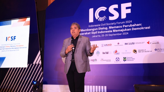 Yanuar Nugroho, pendiri dan penasehat Centre for Innovation, Policy, and Government (CIPG) dan Nalar Institut sedang memaparkan pidato kunci dengan topik “Turning Anger into Action”. [istimewa]