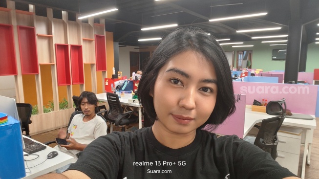 Review hasil kamera selfie Realme 13 Pro+ 5G sebelum pakai AI Smart Removal. [Suara.com/Dicky Prastya]