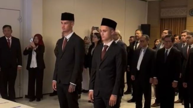 Dua pemain keturunan Indonesia, Mees Hilgers dan Eliano Reijnders menjalani sumpah WNI di Kedutaan Besar Republik Indonesia di Brussels, Belgia, Senin (30/9/2024) malam WIB. [Dok. PSSI]