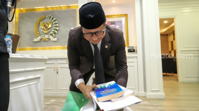 Wakil Ketua DPR Abdul Muhaimin Iskandar (Cak Imin), mengemasi barang-barang dari ruang kerjanya di Gedung Nusantara III, Kompleks Parlemen, Senayan, Jakarta, Senin (30/9/2024). [Suara.com/Alfian Winanto]