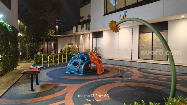 Review hasil kamera Realme 13 Pro+ 5G kondisi malam hari. [Suara.com/Dicky Prastya]