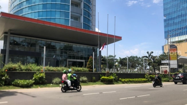 Raffi Ahmad baru saja mendapatkan gelar Doktor Kehormatan atau Doktor Honoris Causa (Dr. HC) dari Universal Institute of Professional Management (UIPM) yang berlokasi di Thailand. [Suara.com/Mae Harsa]