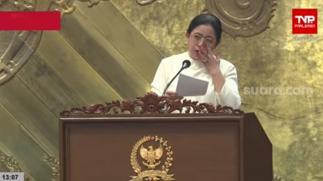 Puan Maharani menangis saat pidato di sidang paripurna DPR RI terakhir, Senin (30/9/2024). (Suara.com/Bagas)