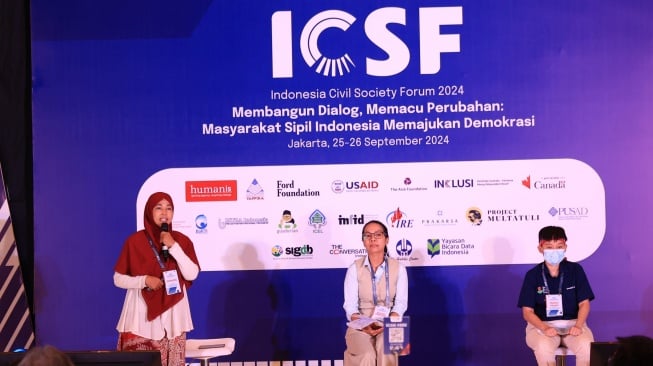 Perwakilan ICSF Regional menyampaikan Inti Sari ICSF Regional. Dari kiri ke kanan: Samsang Syamsir (Koordinator - Forum Informasi dan Komunikasi Organisasi NonPemerintah) sebagai Perwakilan ICSF Regional di Makassar. Verasea Manurung (Sekretaris Yayasan Maha Bhoga Marga) sebagai Perwakilan ICSF Regional di Yogyakarta. Marlyn (Wakil Ketua 2 - Himpunan Wanita Disabilitas Indonesia) sebagai Perwakilan ICSF Regional di Medan. [istimewa]