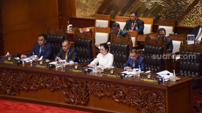 Ketua DPR Puan Maharani bersama Wakil Ketua DPR Sufmi Dasco Ahmad, Muhaimin Iskandar, Rachmat Gobel dan Lodewijk Freidrich Paulus saat Rapat Paripurna ke-8 Masa Persidangan I Tahun Sidang 2024-2025 (Periode Keanggotaan (2019-2024) di Gedung Nusantara II, kompleks Parlemen, Senayan, Jakarta, Selasa (30/9/2024). [Suara.com/Alfian Winanto]