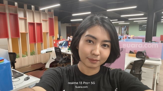 Review hasil kamera selfie Realme 13 Pro+ 5G setelah pakai AI Smart Removal. [Suara.com/Dicky Prastya]