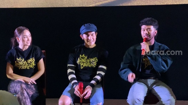 Caitlin Halderman, Vino G. Bastian, dan Kristo Immanuel dalam konferensi pers film My Annoying Brother di kawasan Kuningan, Jakarta Selatan, Senin (30/9/2024). [Suara.com/Tiara Rosana]