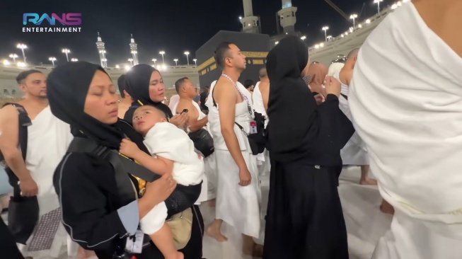 Momen Sus Rini Gendong Rayyanza saat tawaf  (YouTube/Rans Entertainment)