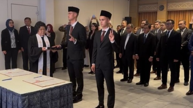 Dua pemain keturunan Indonesia, Mees Hilgers dan Eliano Reijnders menjalani sumpah WNI di Kedutaan Besar Republik Indonesia di Brussels, Belgia, Senin (30/9/2024) malam WIB. [Dok. PSSI]