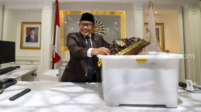 Wakil Ketua DPR Abdul Muhaimin Iskandar (Cak Imin), mengemasi barang-barang dari ruang kerjanya di Gedung Nusantara III, Kompleks Parlemen, Senayan, Jakarta, Senin (30/9/2024). [Suara.com/Alfian Winanto]