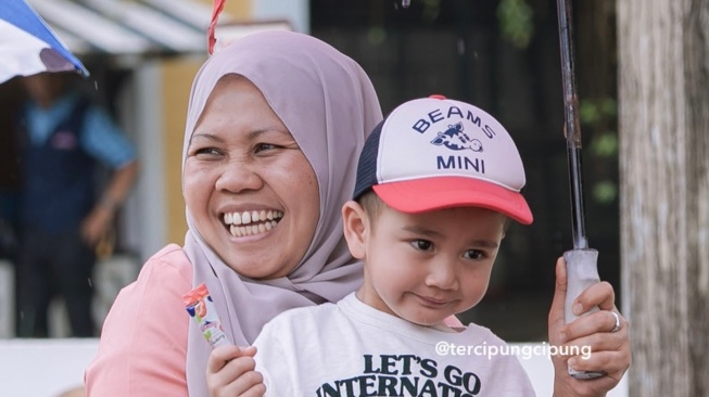 Tawaf Sambil Gendong Rayyanza, Sikap Sus Rini Jadi Perbincangan Netizen: Best Banget