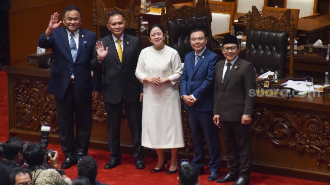 Ketua DPR Puan Maharani bersama Wakil Ketua DPR Sufmi Dasco Ahmad, Muhaimin Iskandar, Rachmat Gobel dan Lodewijk Freidrich Paulus saat Rapat Paripurna ke-8 Masa Persidangan I Tahun Sidang 2024-2025 (Periode Keanggotaan (2019-2024) di Gedung Nusantara II, kompleks Parlemen, Senayan, Jakarta, Selasa (30/9/2024). [Suara.com/Alfian Winanto]